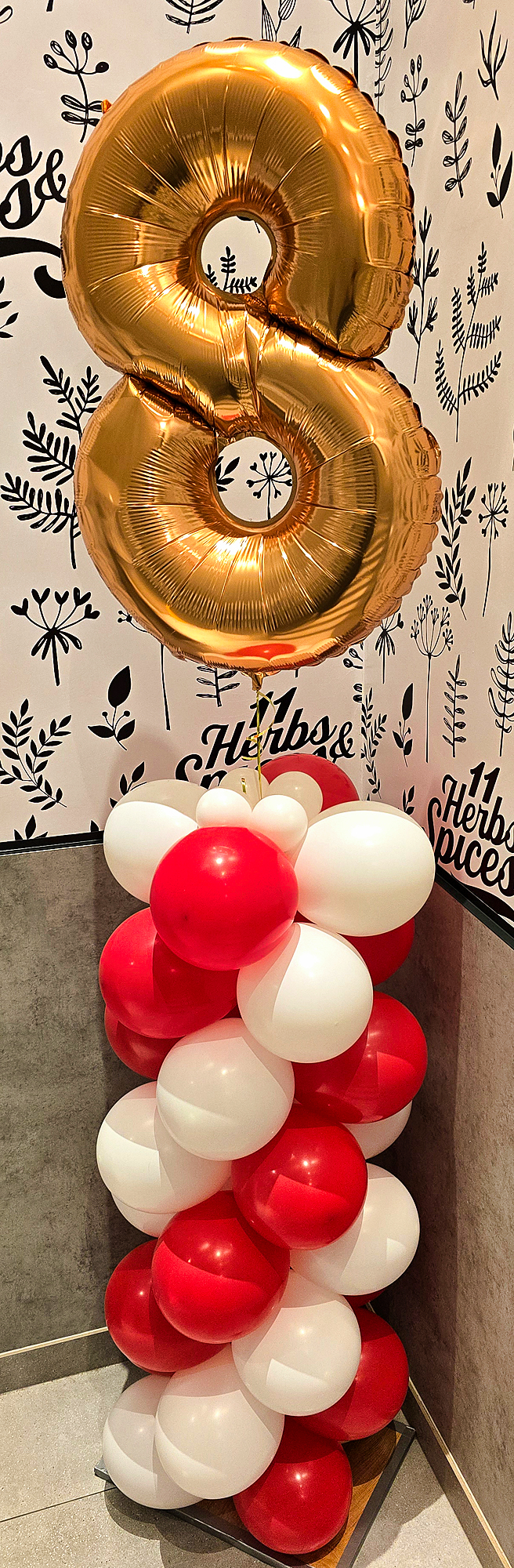 Stroik z balonów na 8 urodziny
