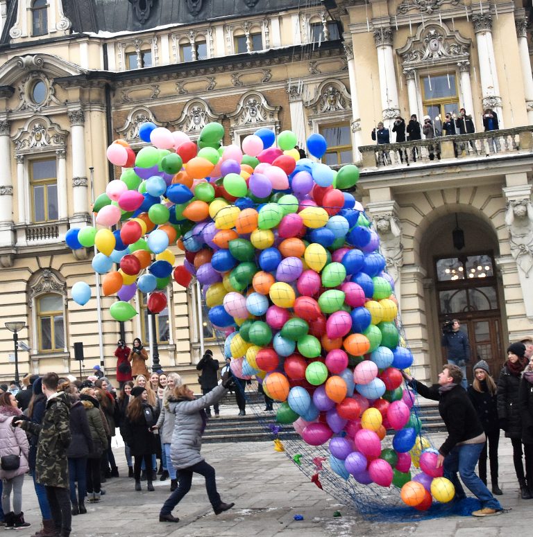 Puszczanie 1000 kolorowych balonów z helem w Nowym Sączu