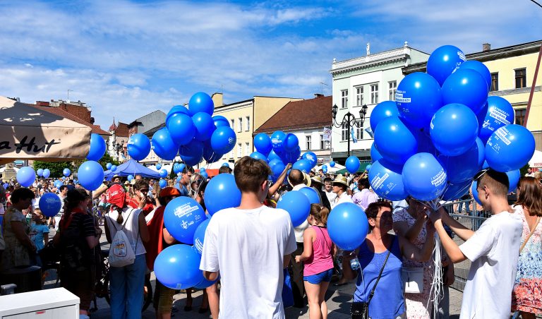 Balony z helem i nadrukiem na rybnickim rynku.