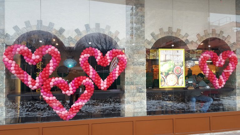 Serca z balonów jako dekoracje w restauracji na walentynki