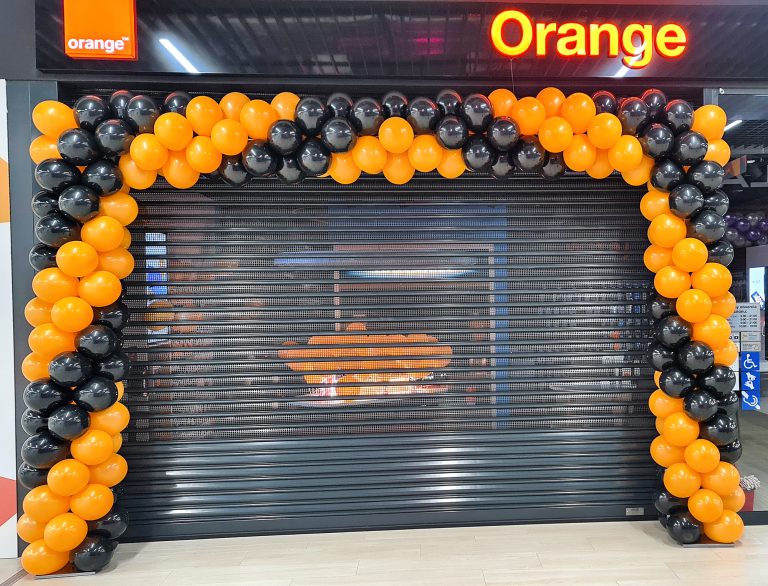 Brama z balonów na otwarcie salonu Orange