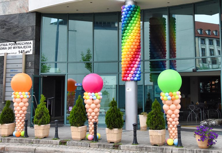 Lody z balonów z okazji Dnia Dziecka przed Cukiernią