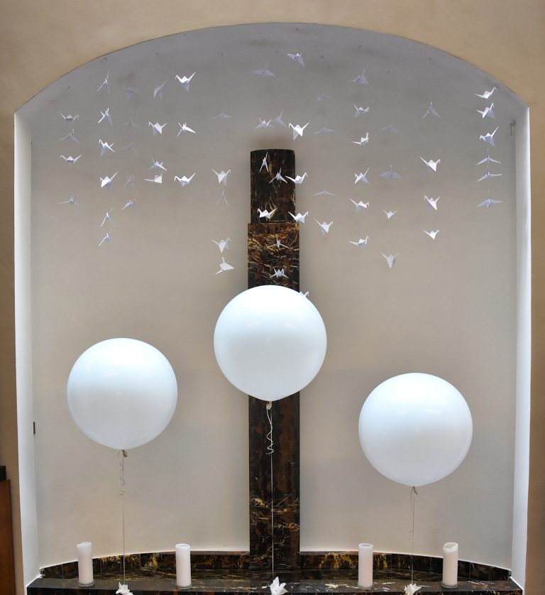 Balony olbrzymy napełnione helem jako dekoracja na wesele