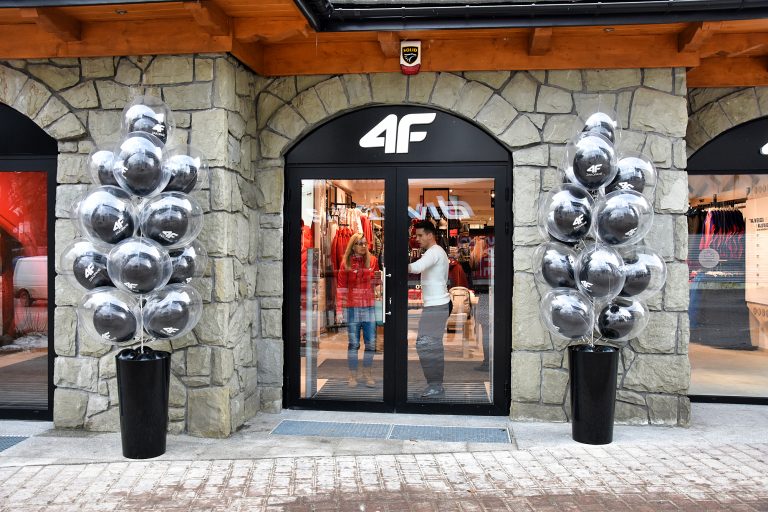 Dekoracja z balonów helowych na otwarcie salonu 4F na Krupówkach