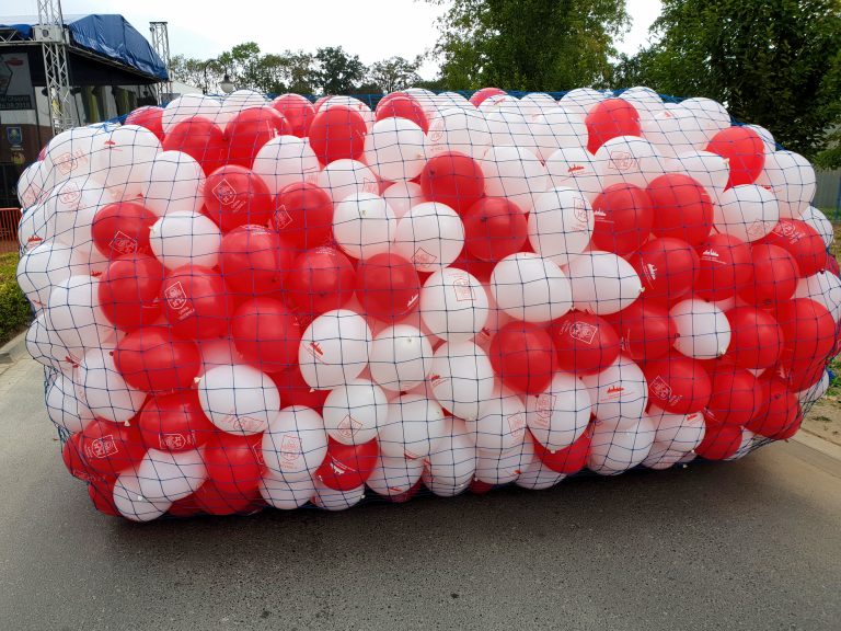 1000 balonów z powietrzem przygotowanych do zrzucania