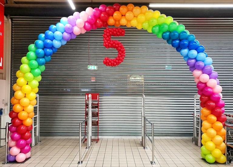 Brama z balonów na 5 urodziny marketu Auchan