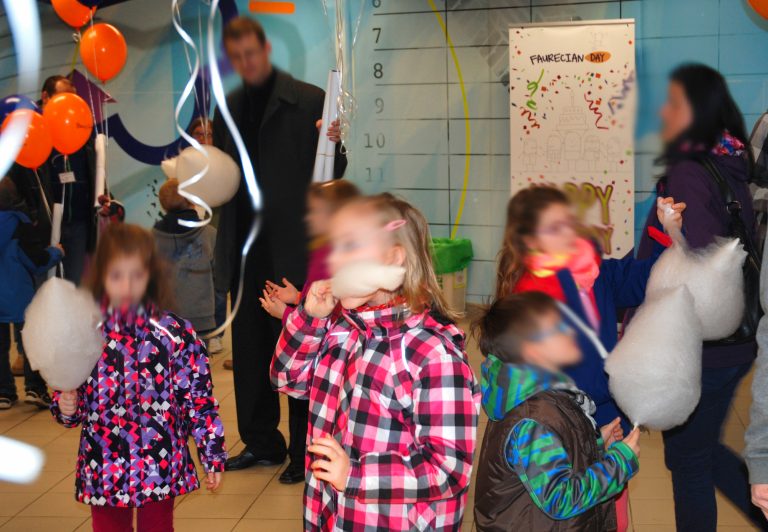 Dzieci uwielbiają jeść watę cukrową