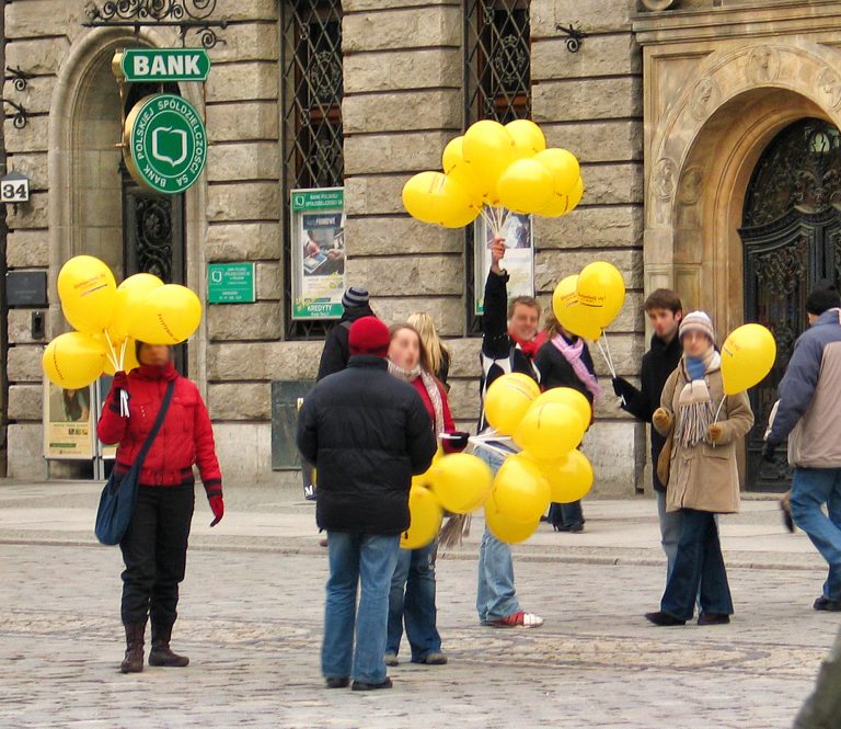 Balony z nadrukiem założone na patyczki na wrocławskim Rynku