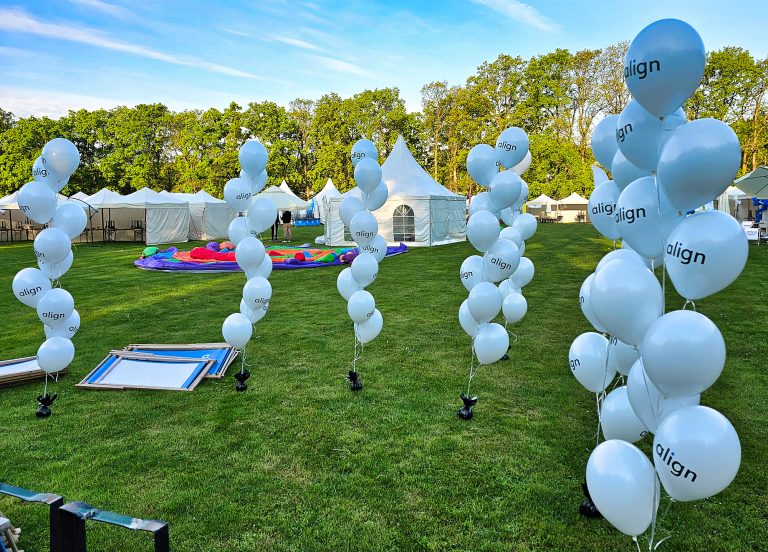 Balony z helem na plenerowej imprezie sportowej