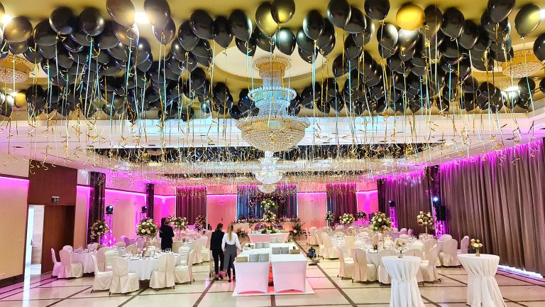 Balony helowe w Hotelu Haston jako dekoracja sufitu sali