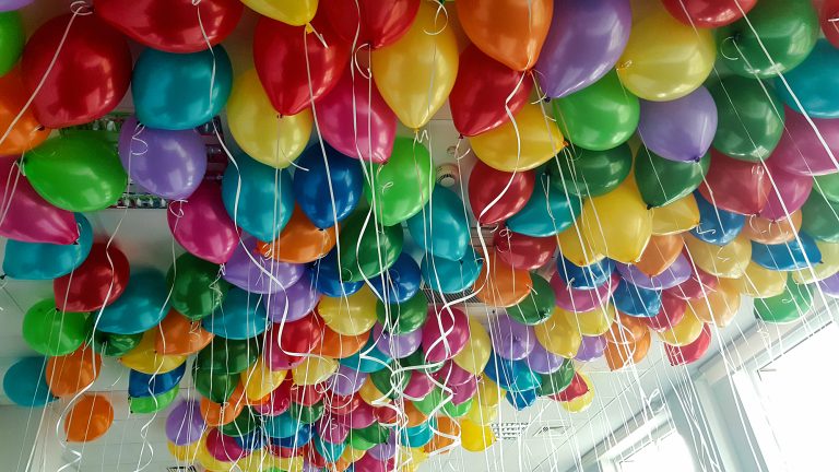 Kolorowe balony z helem pod sufitem biura