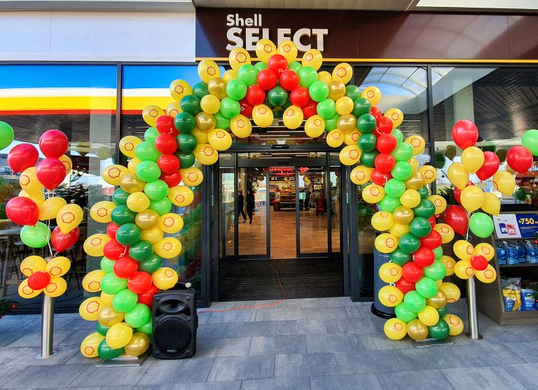 Brama z balonów na otwarcie stacji benzynowej Shell