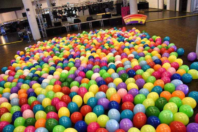 Różnokolorowe balony jako dekoracja parkietu