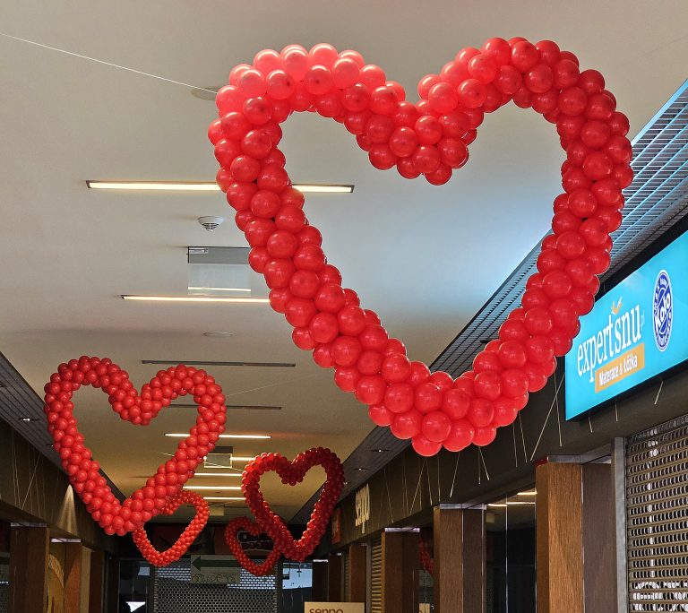 Serca z balonów jako dekoracje w galerii