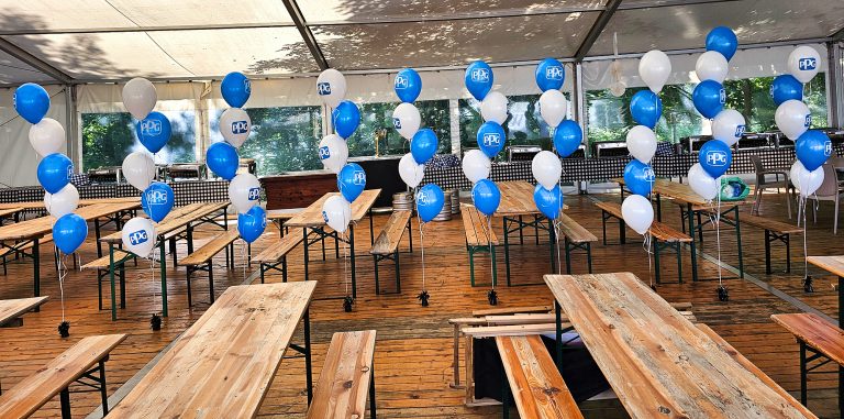 Balony z helem na piknik firmowy przy hotelu Wodnik