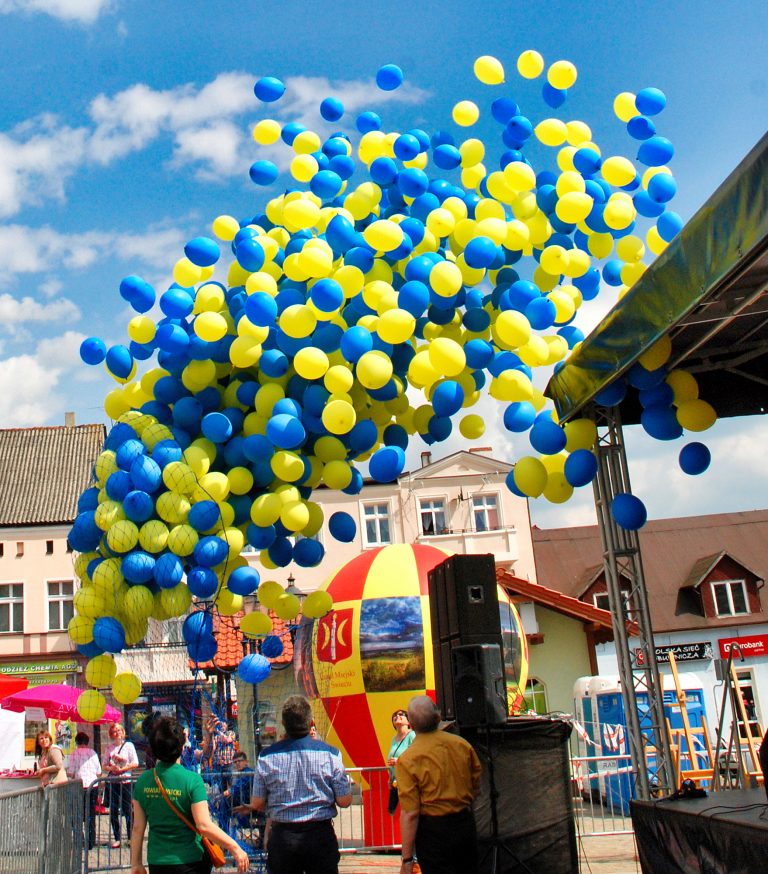 Wypuszczanie 1000 balonów helowych w Świeciu