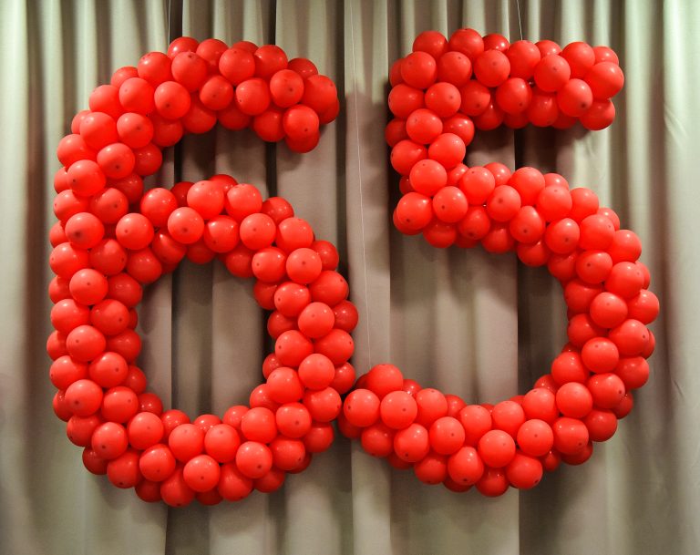 Liczba 65 z balonów