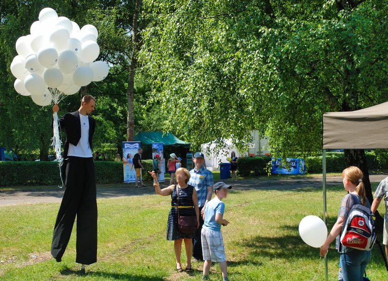 Balony z helem dla dzieci na pikniku