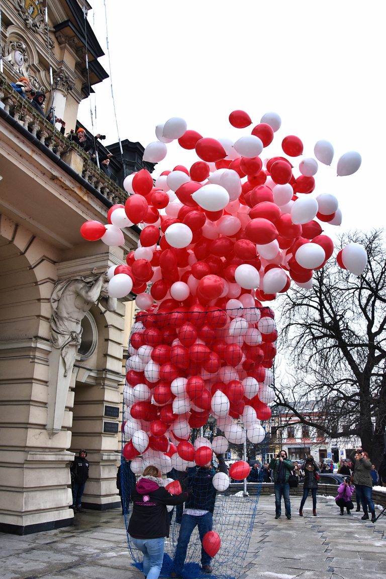 1000 balonów helowych wylatuje w niebo na Rynku w Nowym Sączu