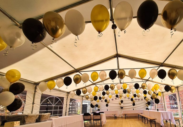 Balony z helem na urodziny w namiocie