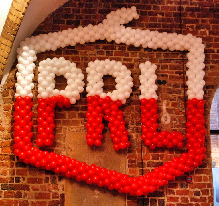 Napis PRL zrobiony z balonów