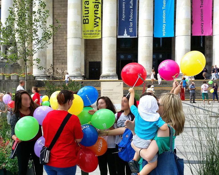 Rozdawanie balonów reklamowych na pikniku w Warszawie
