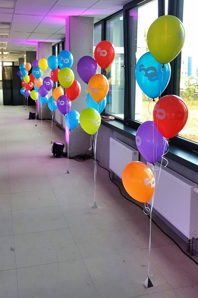 Balony z helem w przestrzeni biurowej