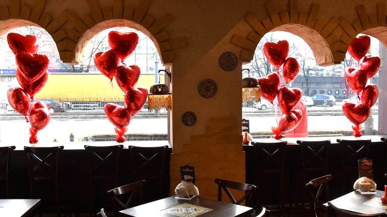 Stroiki z balonów helowych jako walentynkowa dekoracja restauracji