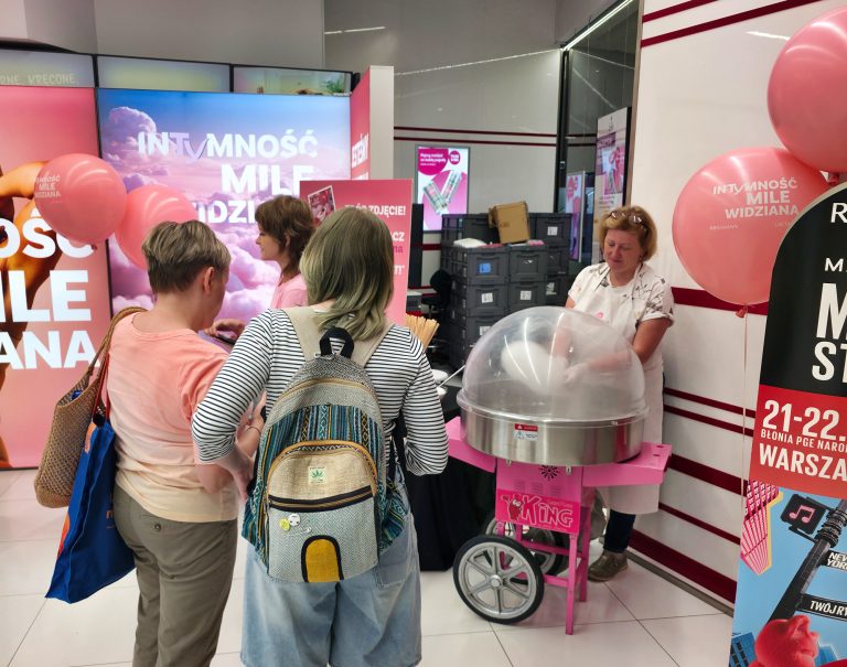 Wata cukrowa w Pasażu Grunwaldzkim na promocję w Rossmanie