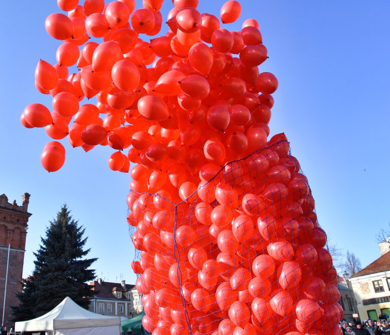 Wypuszczanie tysiaca balonów z helem z okazji walentynek