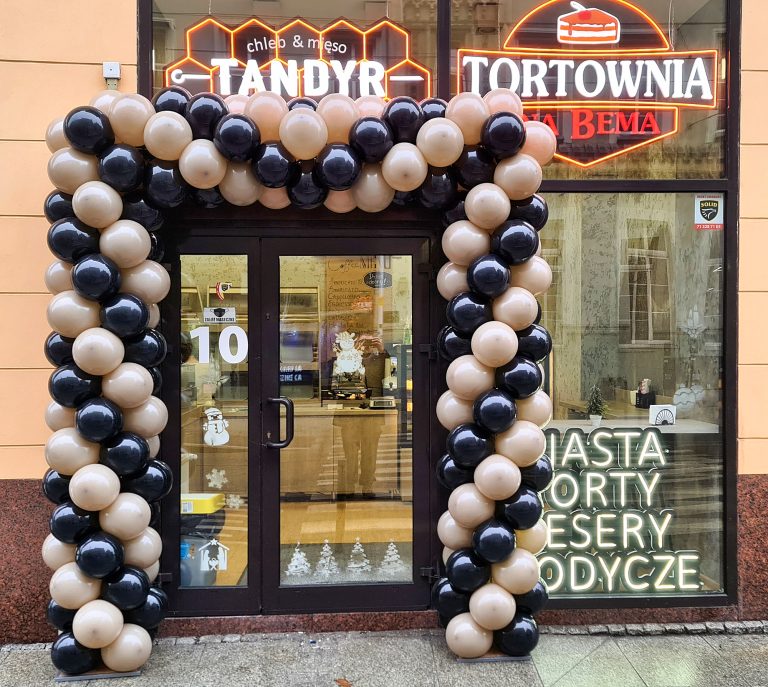 Brama z balonów na otwarcie lokalu Tandyr