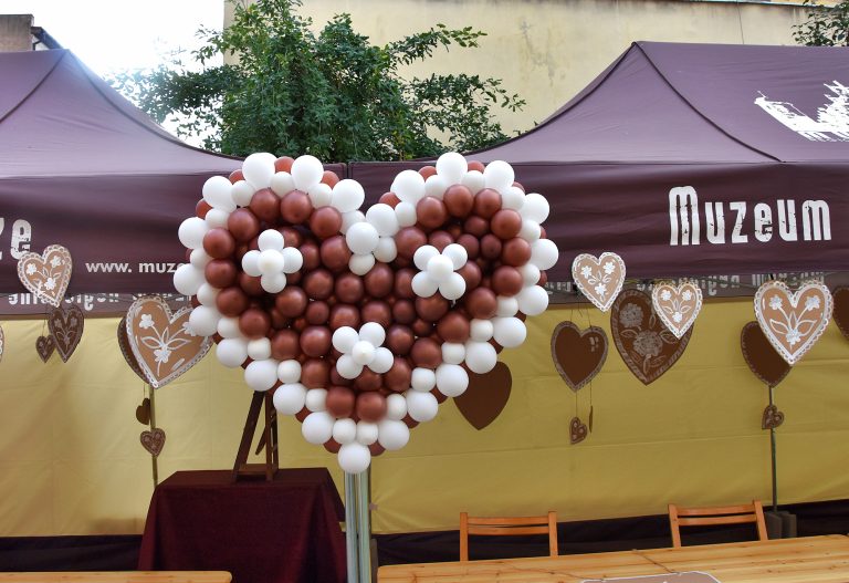Piernikowe serce z balonów na Święto Piernika w Jaworze
