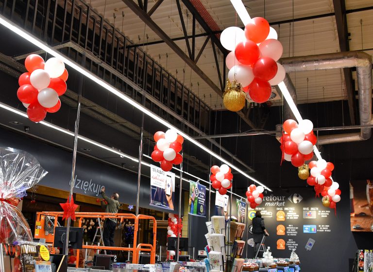 Sople z balonów na otwarcie sklepu Carrefour