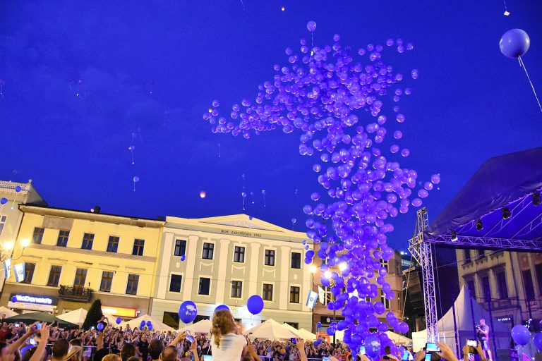 Puszczanie 1000 balonów z helem na obchodach Światowych Dni Młodzieży w Rybniku Świ
