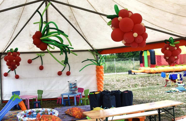 Owoce balonowe jako dekoracja namiotu na pikniku