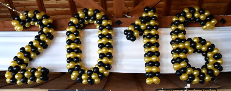 Rok wykręcony z balonów jako dekoracja na bal sylwestrowy