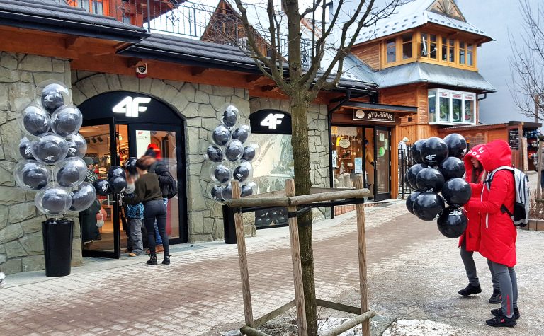 Balony reklamowe z nadrukowanym logo i założone na patyczki na Krupówkach