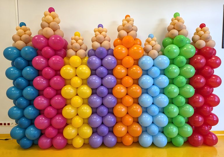Kredki zrobione z balonów jako ścianka foto