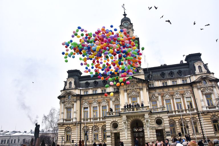 Tysiąc balonów z helem wzlatuje do nieba nad Nowym Sączem
