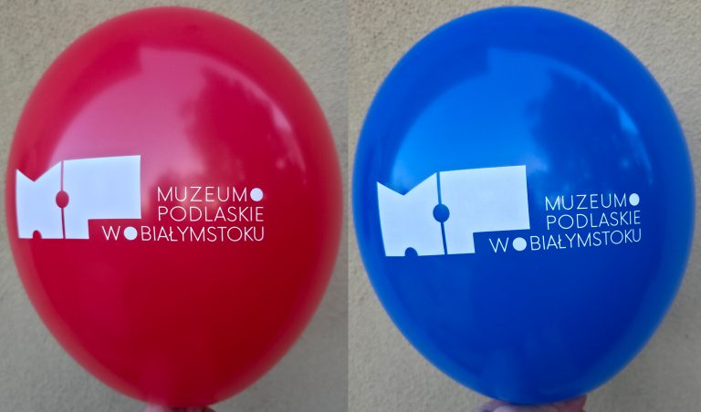 Czerwony i niebieski balon z białym nadrukiem