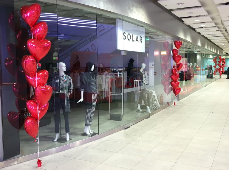Stroiki z balonów serduszek jako walentynkowa dekoracja w galerii