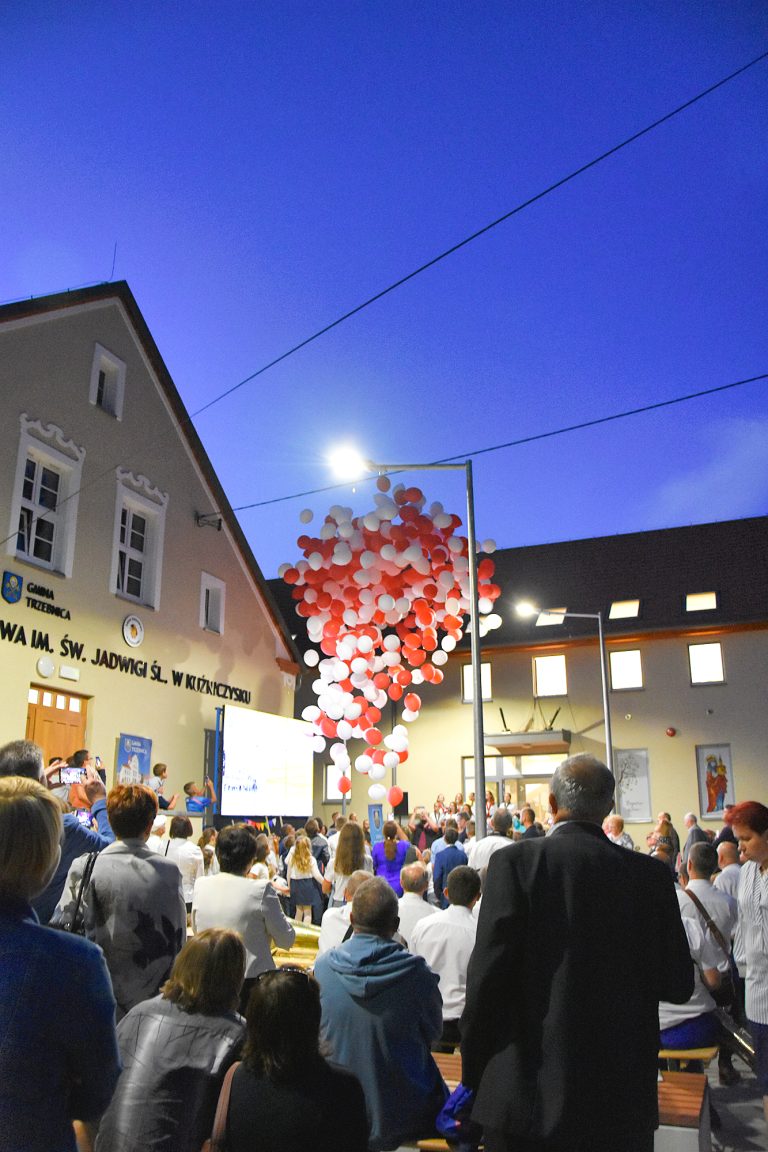 Puszczanie balonów z helem w Kuźniczysku z okazji otwarcia nowej szkoły.