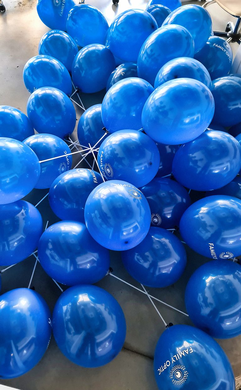 Balony z nadrukowanym logo założone na patyczki