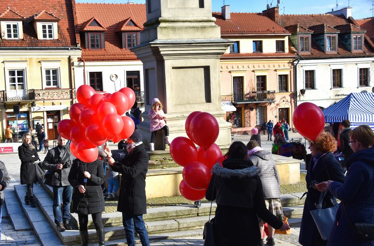 Rozdawanie balonów z helem na Starym Rynku w Sandomierzu