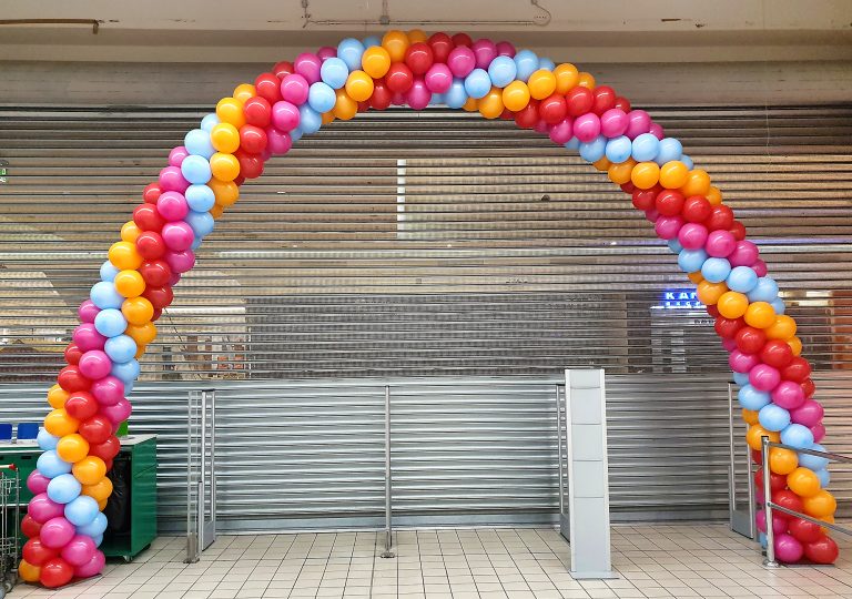 Brama z balonów na urodziny w markecie Auchan