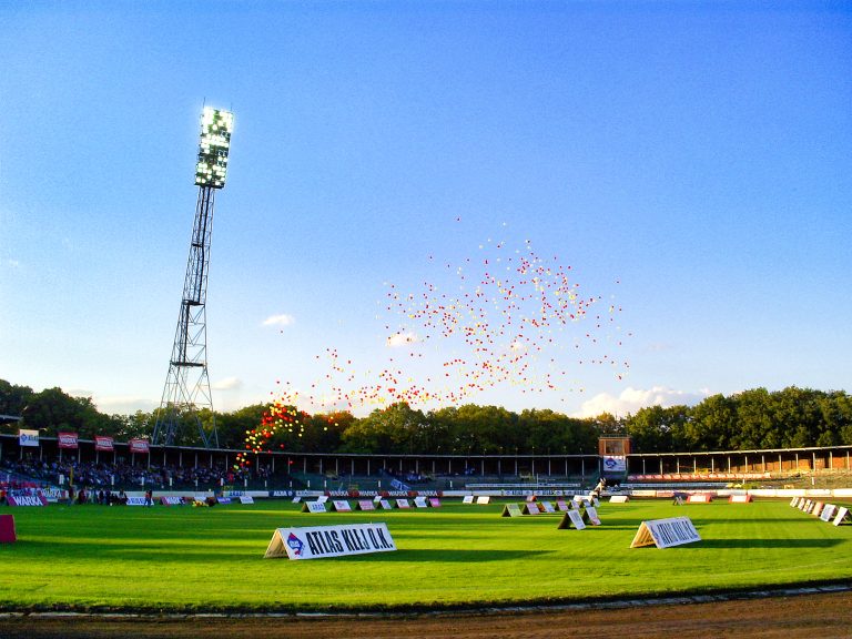 Wypuszczenie 1000 balonów helowych we Wrocławiu na Stadionie Olimpijskim