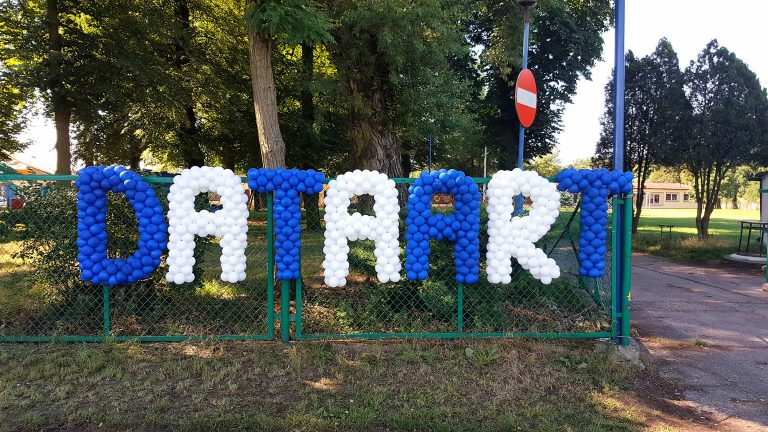 Balonowy napis na płocie na piknik firmowy