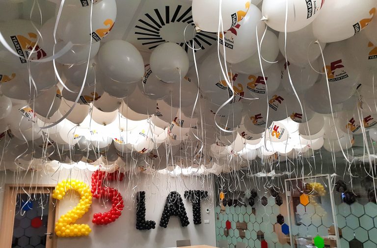 Napis z balonów 25 LAT na dwudzieste piąte urodziny firmy