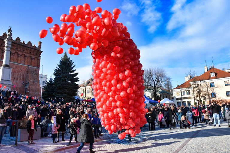 Wypuszczanie 1000 czerwonych balonów z helem na Rynku w Sandomierzu
