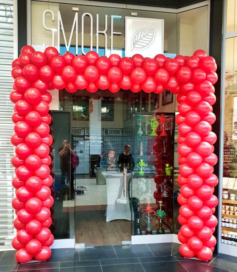Brama z balonów na otwarcie saloniku Smoke